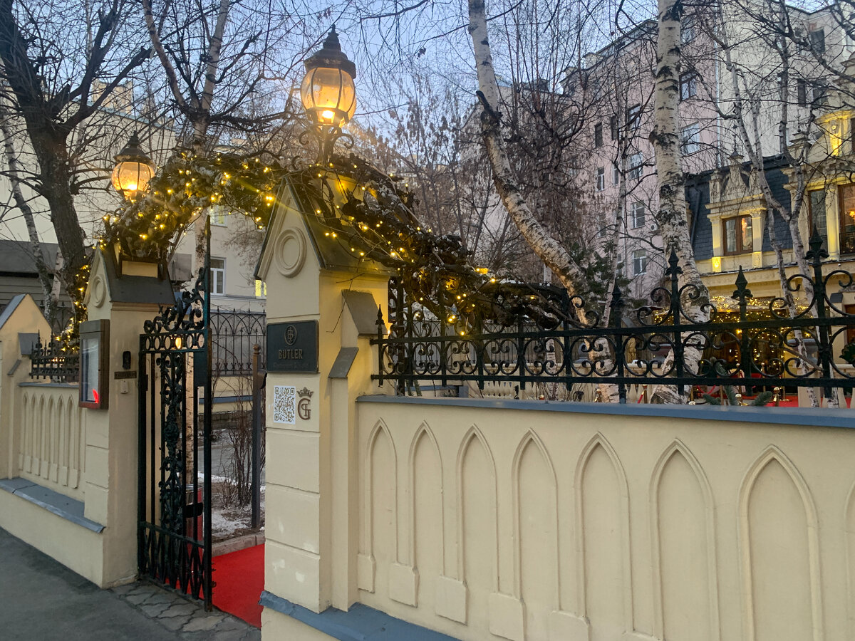 Ворота во дворик ресторана