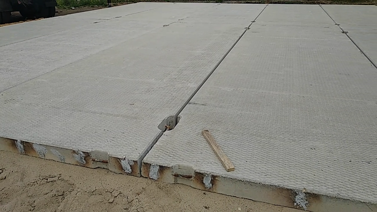 Намного дешевле заливки плиты, кладется за считанные часы, может использоваться как стоянка сколь угодно долго, не требует никакой дополнительной обработки, как фундамент - таки плиты десятилетиями лежат на дорогах.