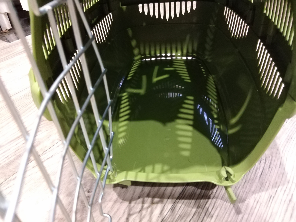 Открывается - закрывается поворотом сцециальных "вертушек". И лапой их не открыть!