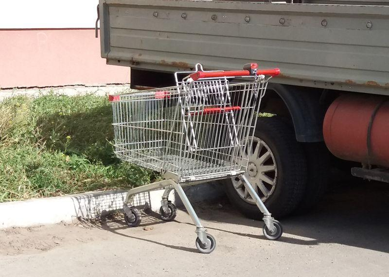 Нагруженную доверху тележку на которой в магазине