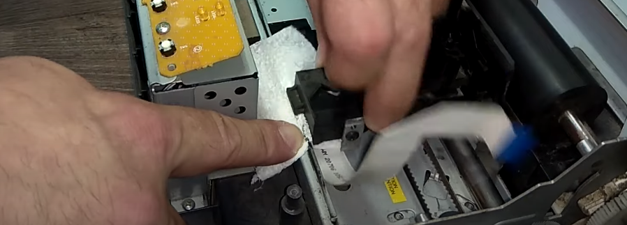 На выключенном аппарате нажимаем и удерживаем крайне правую кнопку и включаем принтер