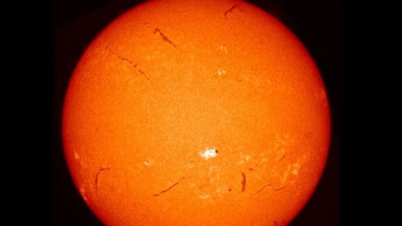 Над поверхностью солнца обнаружены облака более холодных энергий. Фото: Kanzelhoehe Solar Observatory 