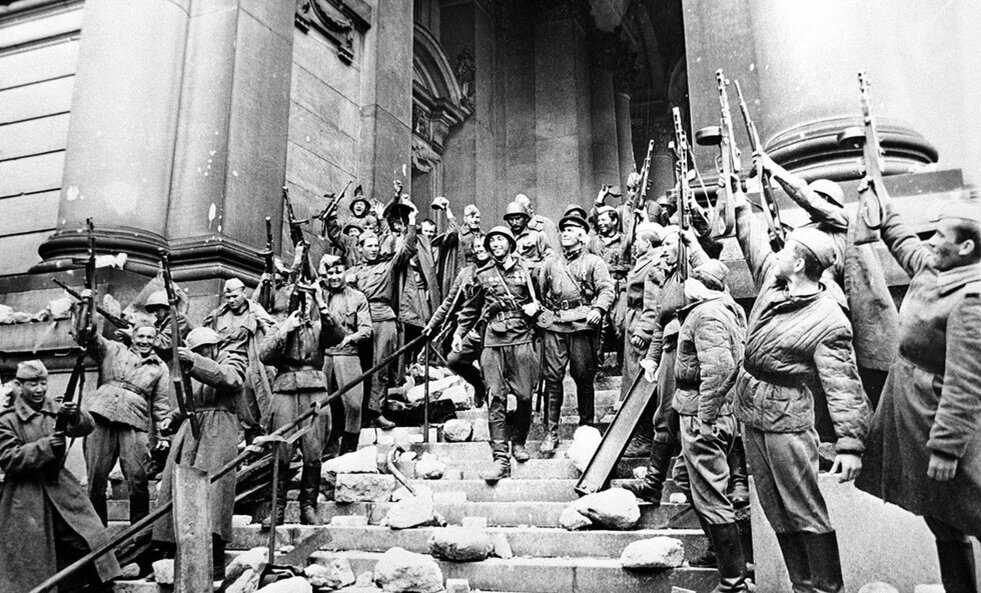 Советские солдаты на ступенях Рейхстага в Берлине. 1945 г.