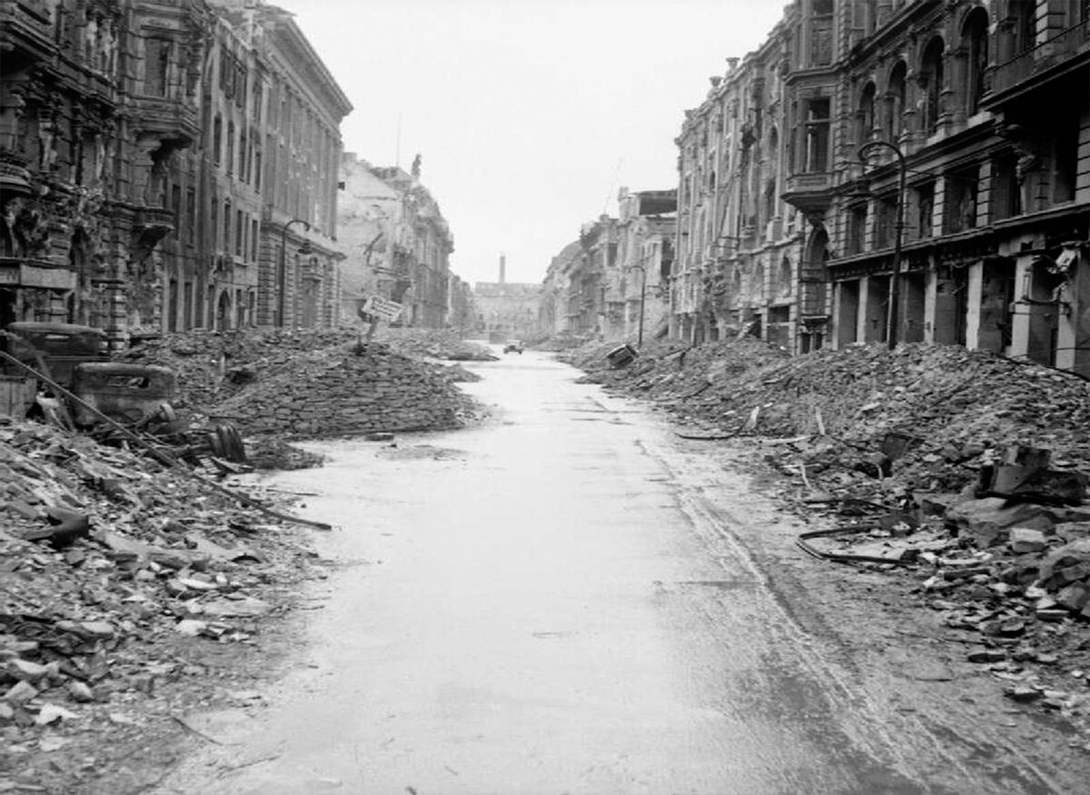 Разрушения на берлинской улице недалеко от Унтер-ден-Линден.