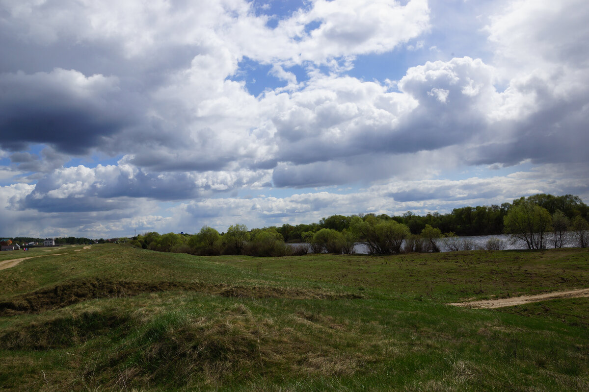 Вдали виден посёлок Дворцы, где находится диорама.