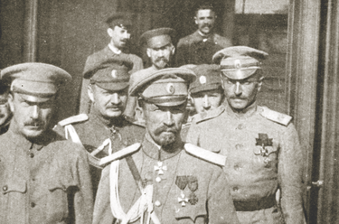 Генерал Корнилов и его военный персонал. Савинков — крайний слева