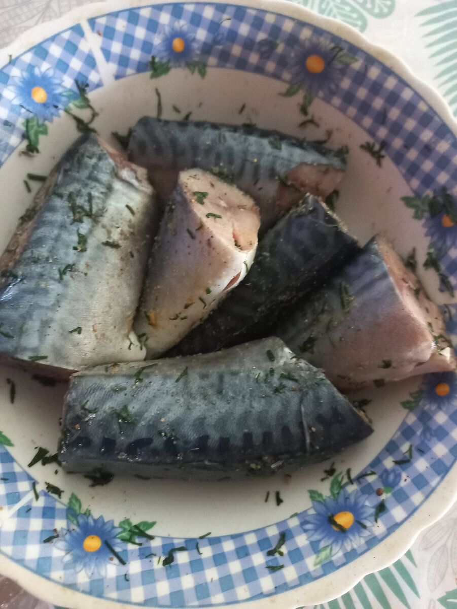 Сельдь нарезать кусочками и за мариновать на 30 минут.