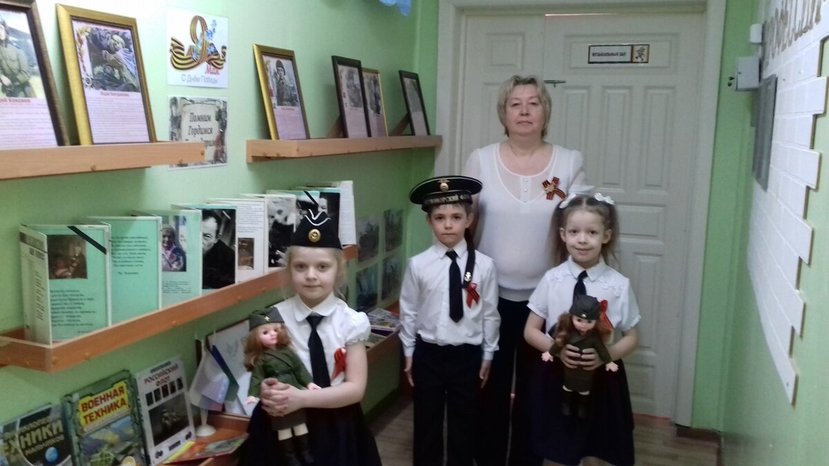 Холл детского сада. Выставка экспонатов и книг к Дню Победы