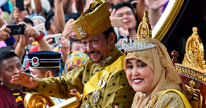 Султан Брунея Хассанал Болкиах с первой супругой королевой Салехой - её полное имя Раджа Истери Пенгиран Анак Салеха (в браке с 1965 г. и до сих пор). Вторая жена султана была стюардесса, а третья - журналистка, они не удержались в браке надолго.