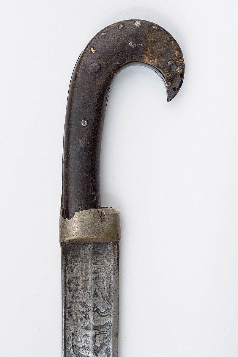 Рукоять грузинской шашки "чолаури" середины 18 века (фото с сайта История оружия Кавказа).