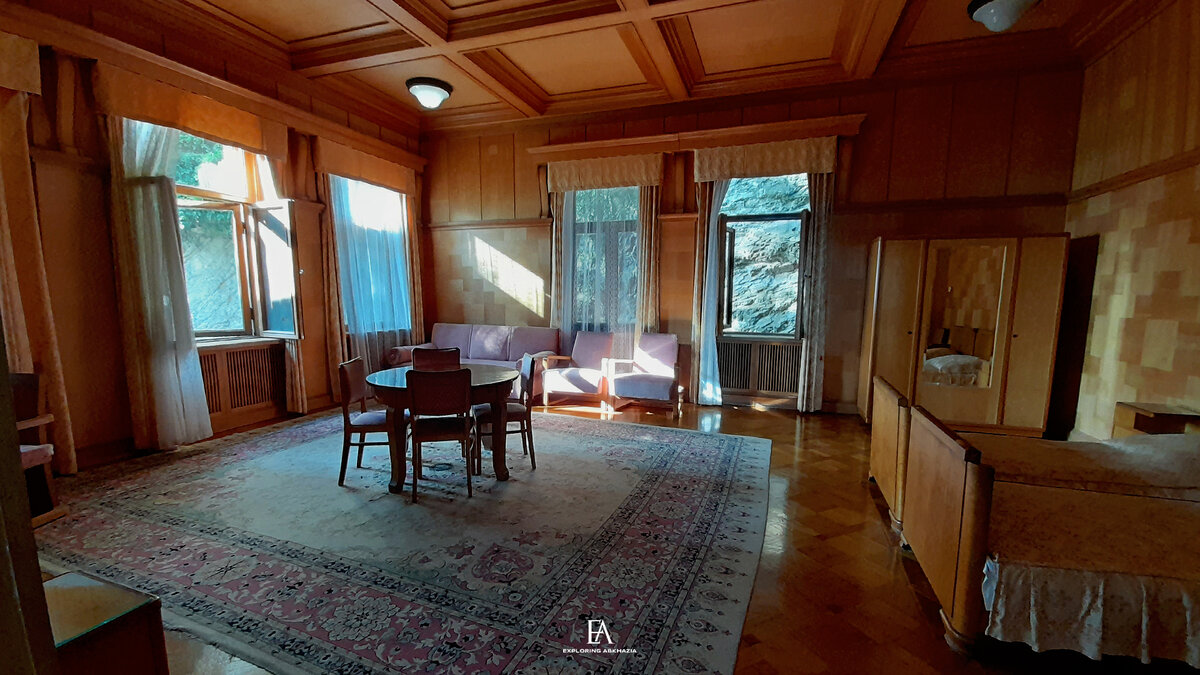 Дача Сталина, интерьер одной из комнат. Холодная речка, Абхазия. Фото Exploring Abkhazia.
