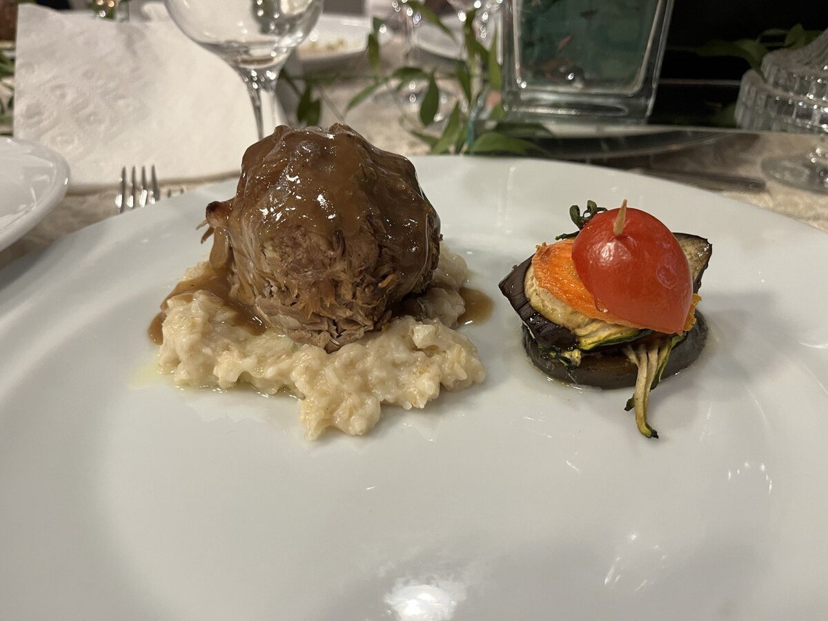 Второе горячее. Мясо (ну очень вкусное и нежное, под соусом). Что-то типа овсянки и канапе из овощей на гриле. Такое блюдо я ела впервые за три года. 