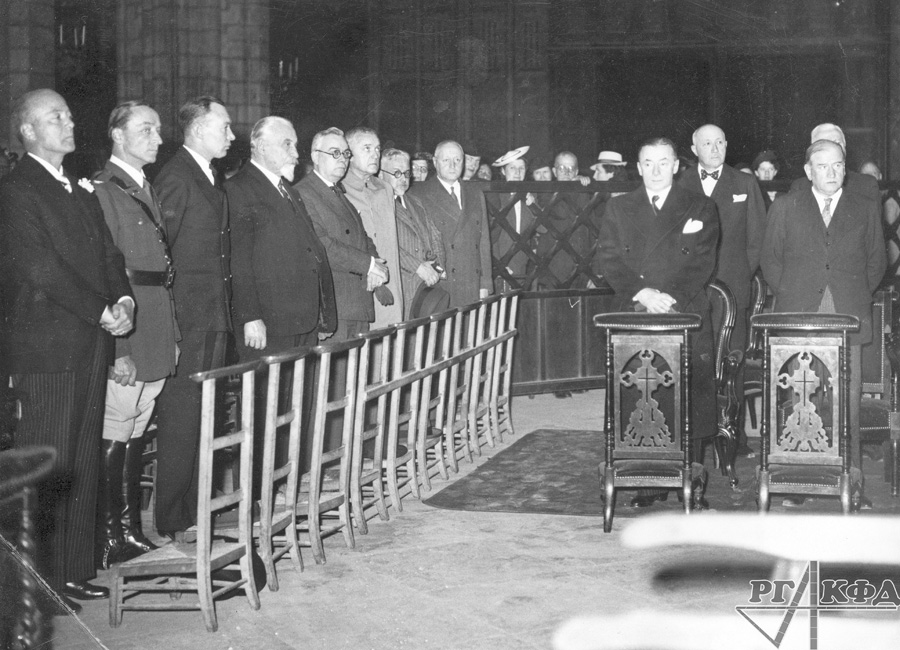 Премьер-министр Франции П. Рейно и бывший военный министр и министр национальной обороны Франции Э. Даладье во время торжественного молебна за победу союзных армий. Париж, собор Парижской Богоматери. 19 мая 1940 г. Российский государственный архив кинофотодокументов