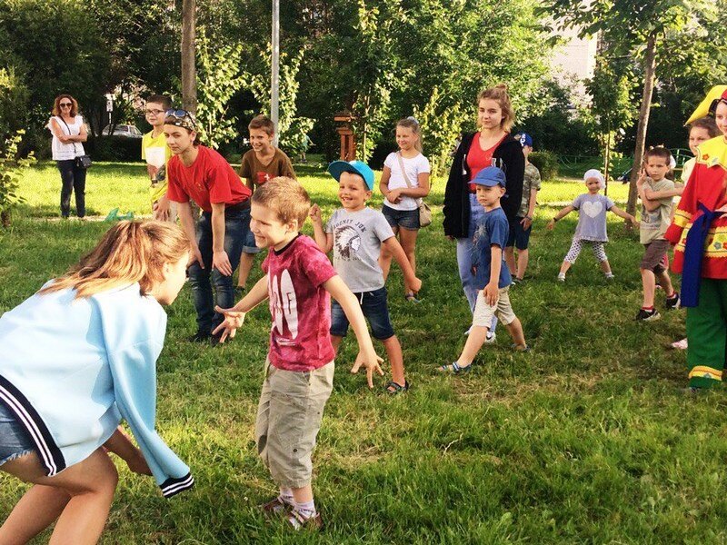 Веселые игры руками. Игры на свежем воздухе для детей. Летние игры для детей на свежем воздухе. Уличные игры для детей. Игры на свежем воздухе летом.