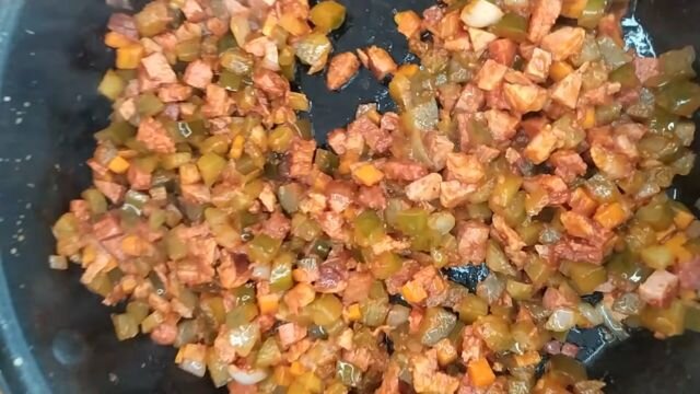 Мясная солянка с каперсами и солеными огурцами