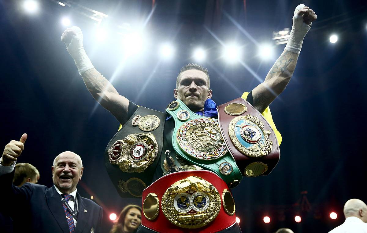 Украинский чемпион мира в супертяжелом весе по версиям (WBA, WBO и IBF) - Александр Усик