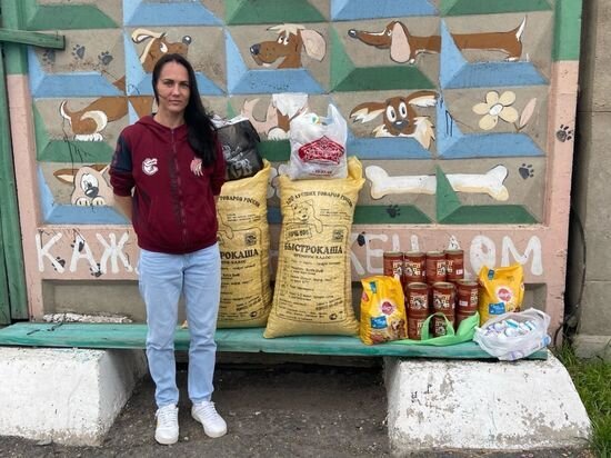     Елена приехала не с пустыми руками. Фото пресс-службы ЖБК "Нефтяник"