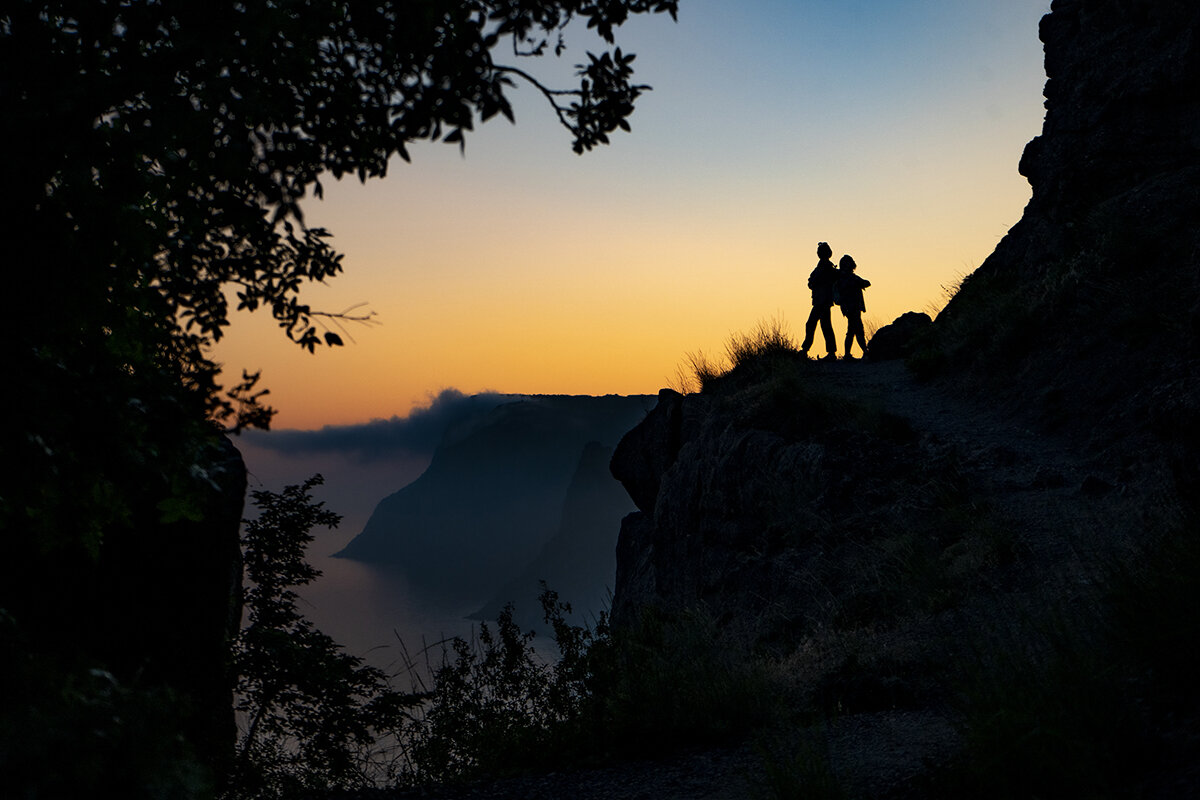 Поместье медиа в лицах: Лена и Настя идут тропой греков и римлян. Балаклава. 2021 г.