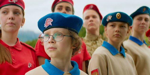 Один из главных героев — Рома, состоит в Юнармии. Так в детскую комедию проникает военная тема