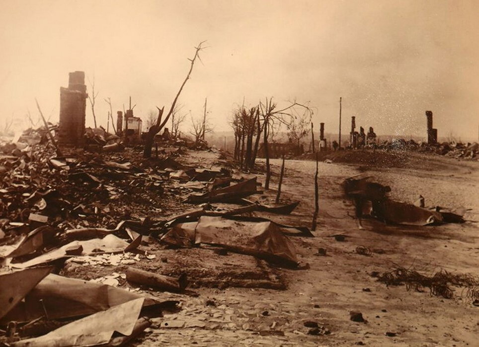 Архивное фото. Пошехонская улица в Ярославле после мятежа 1918 г. https://yarnovosti.com/photos/Rasstrel_yar_15.png