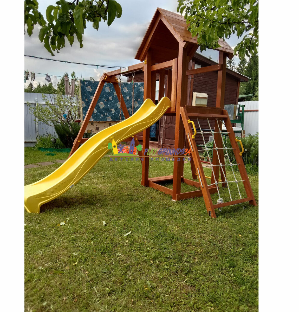 Когда площадка стоит под окном, следить за ней проще