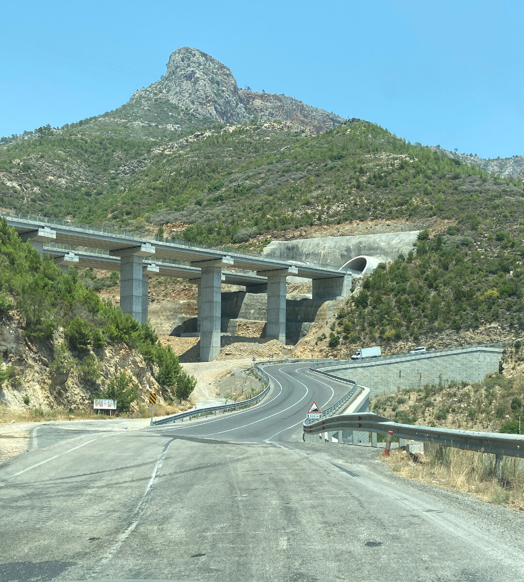 строительство тоннелей тут тоже весьма развито