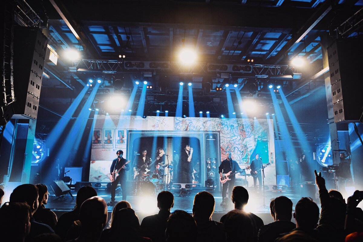 КИНО в Севкабеле, поистине как свежий воздух для нас, истинных почитателей и любителей группы КИНО... Сначала было Симфоническое КИНО, как выстрел, как гром среди ясного неба, а теперь Севкабель! Воздух, космос, и наслаждение! На мой взгляд из всех представленных вещей на этом концерте "СКАЗКА" является одной из лучших композиций группы КИНО... Особенно очень проникновенно в ней звучит бас Александра Титова, как дополнение! Жаль, что при жизни Виктора ребята не исполняли песню на концертах... Но в Севкабеле группа восполнила сей пробел!  Ну и небольшой стих от меня, написанный очень давно...в 1993г. 