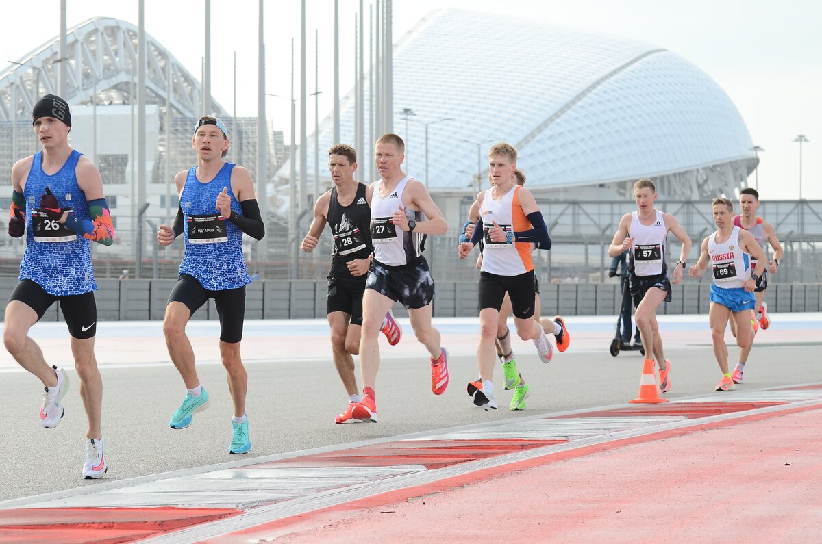 Russian running. Марафон бега 2021. Чемпионат России марафон 2021 Сочи. Соревнования по бегу в Сочи 2021. Чемпионат по бегу 2021.