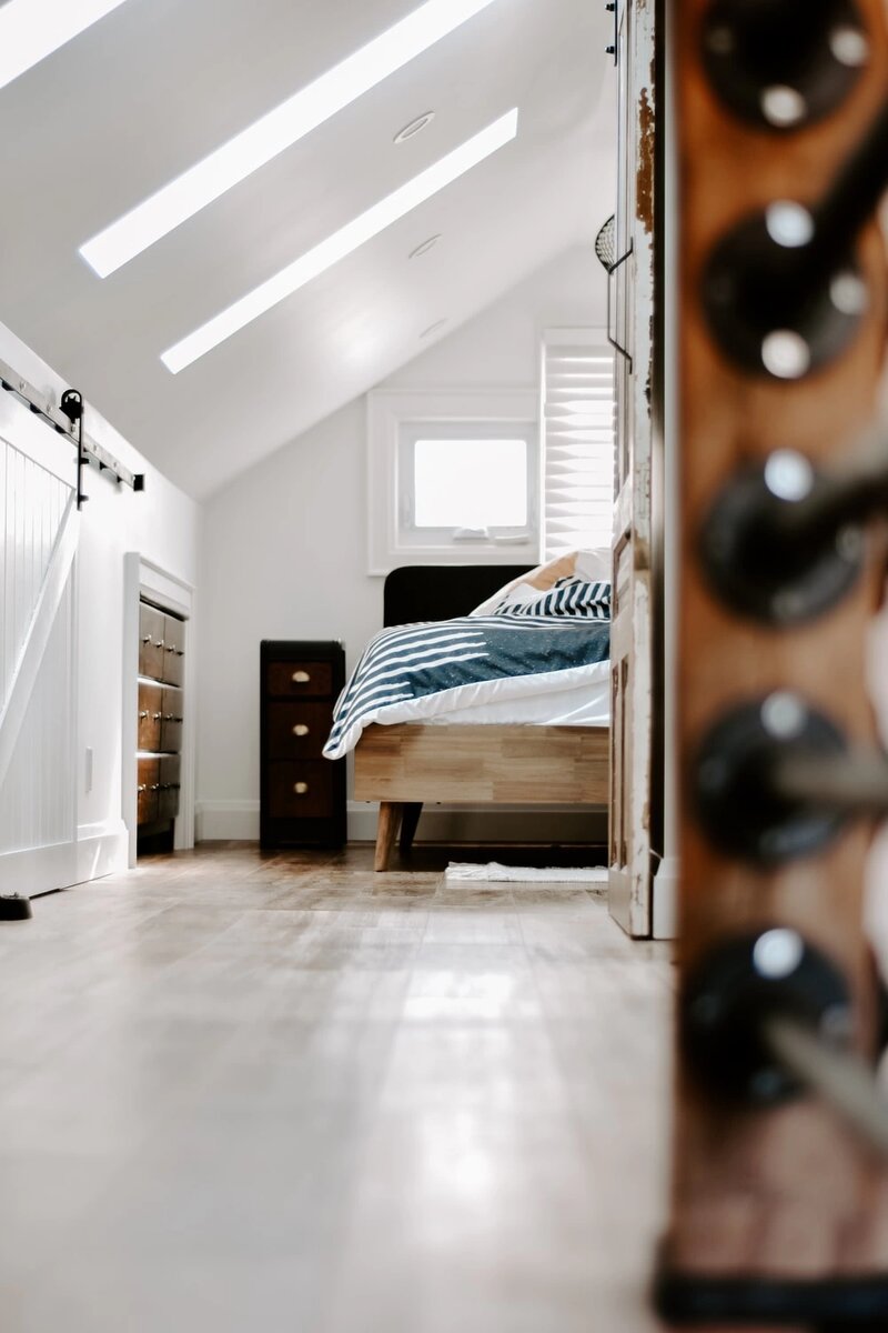 Утепленное чердачное помещение станет полноценным жилым пространством, например спальня