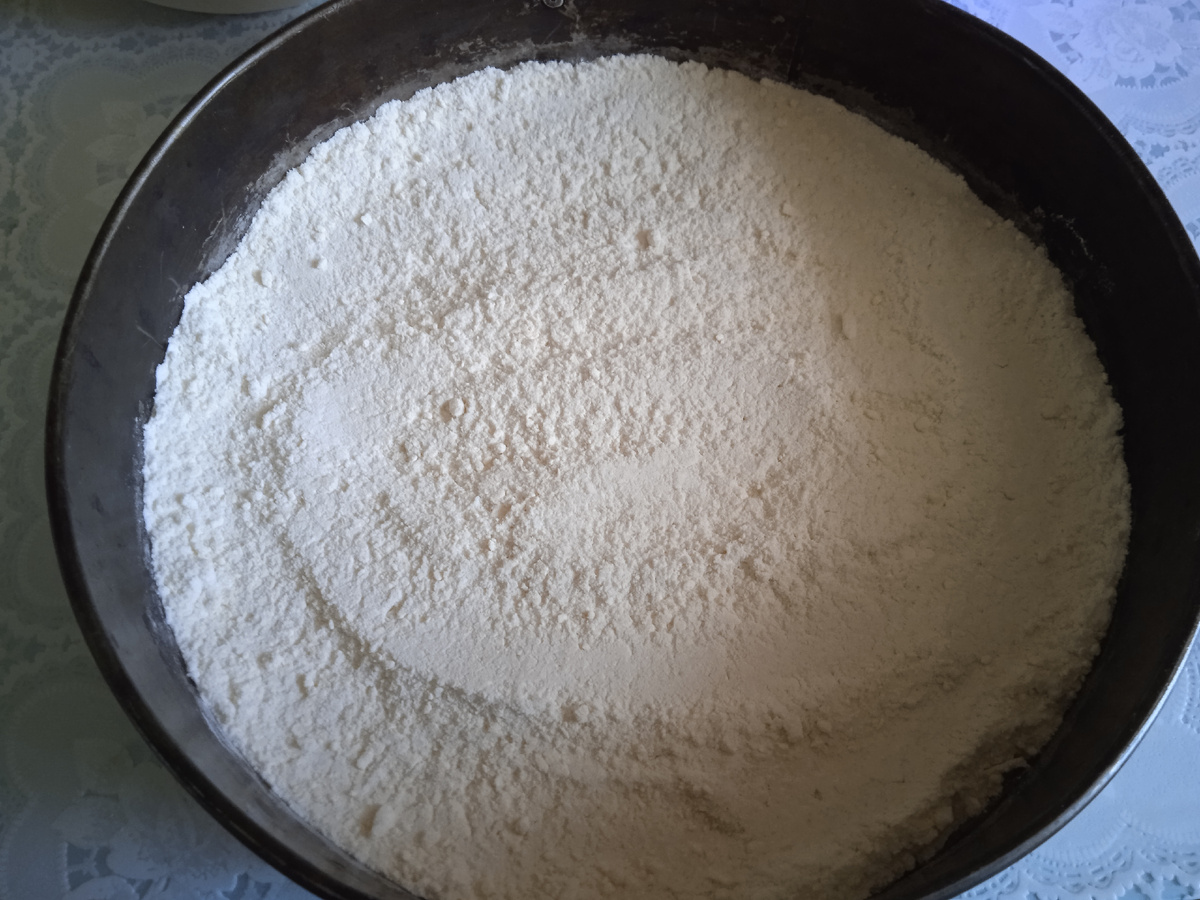 Половину крошки выложить в форму, затем творог и засыпать оставшейся крошкой. Выпекать в духовке при 180° около 20 минут. Горячим разрезать на квадратики. 