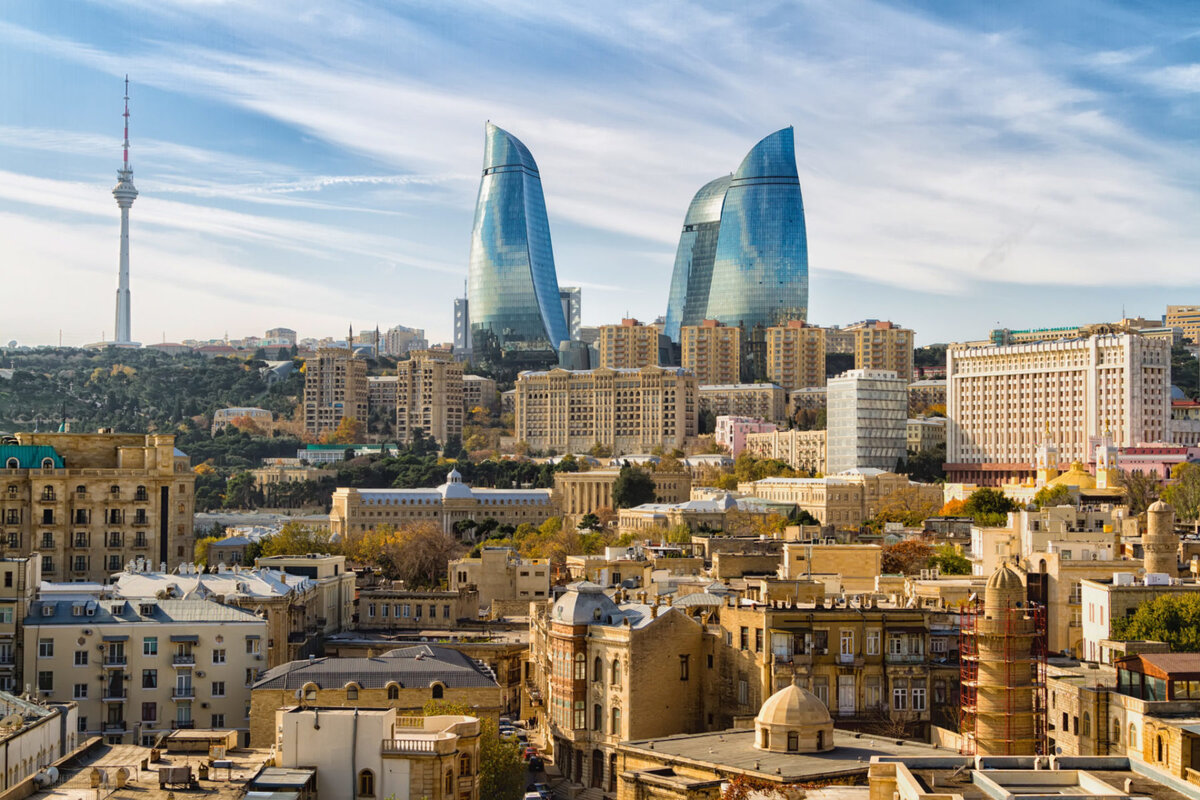 В Баку можно увидеть удивительное сочетание современных и старинных зданий
