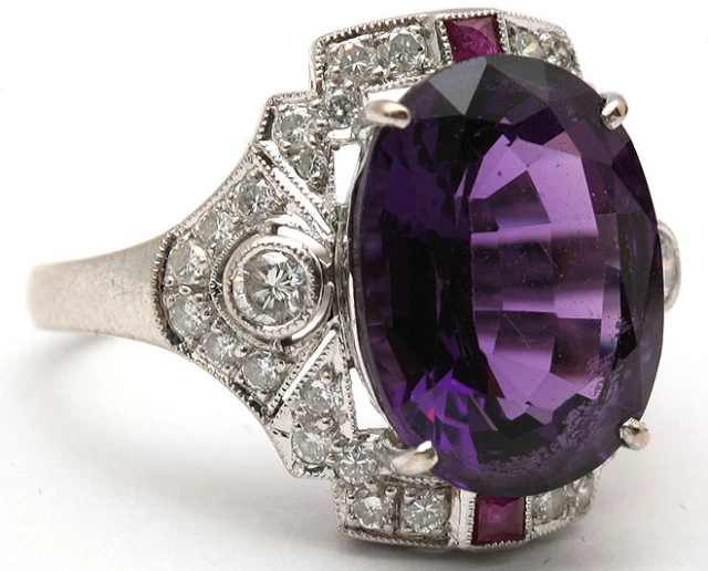 Кольцо с аметистом, бриллиантами и рубинами. Золото. Италия, последняя четверть XX в. Это кольцо Людмила Георгиевна носила достаточно часто, о чем свидетельствуют фотографии.