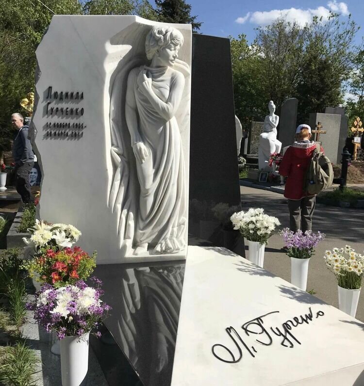 У могилы Л. Гурченко на Новодевичьем