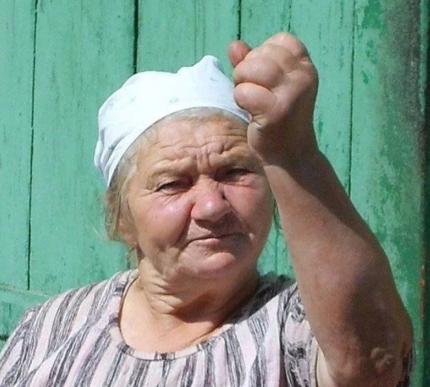 Бабушка показывает пальцем. Злая бабушка. Бабка ругается. Злая бабка.