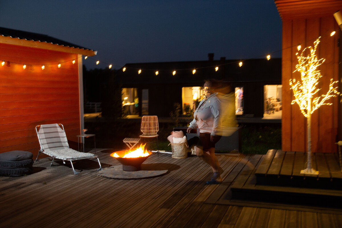 Домик находится в Тульской области. В деревне Дворяниново. Я привела в порядок также другие зоны. Вот так выглядит теперь терраса. 