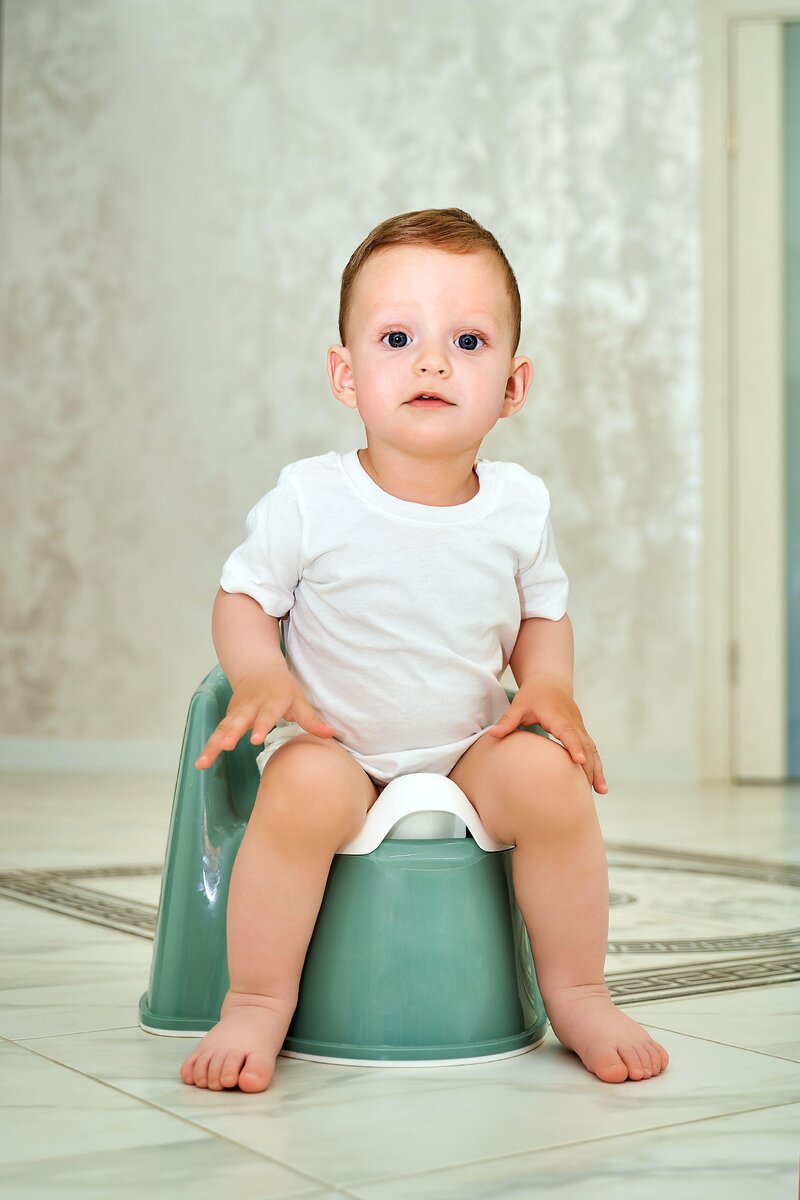 Маленькие дети на горшках. Девочка сидит на горшке. Дети на горшках в саду. Как приучить ребенка к горшку. Ребенок ходит на горшок в 1.