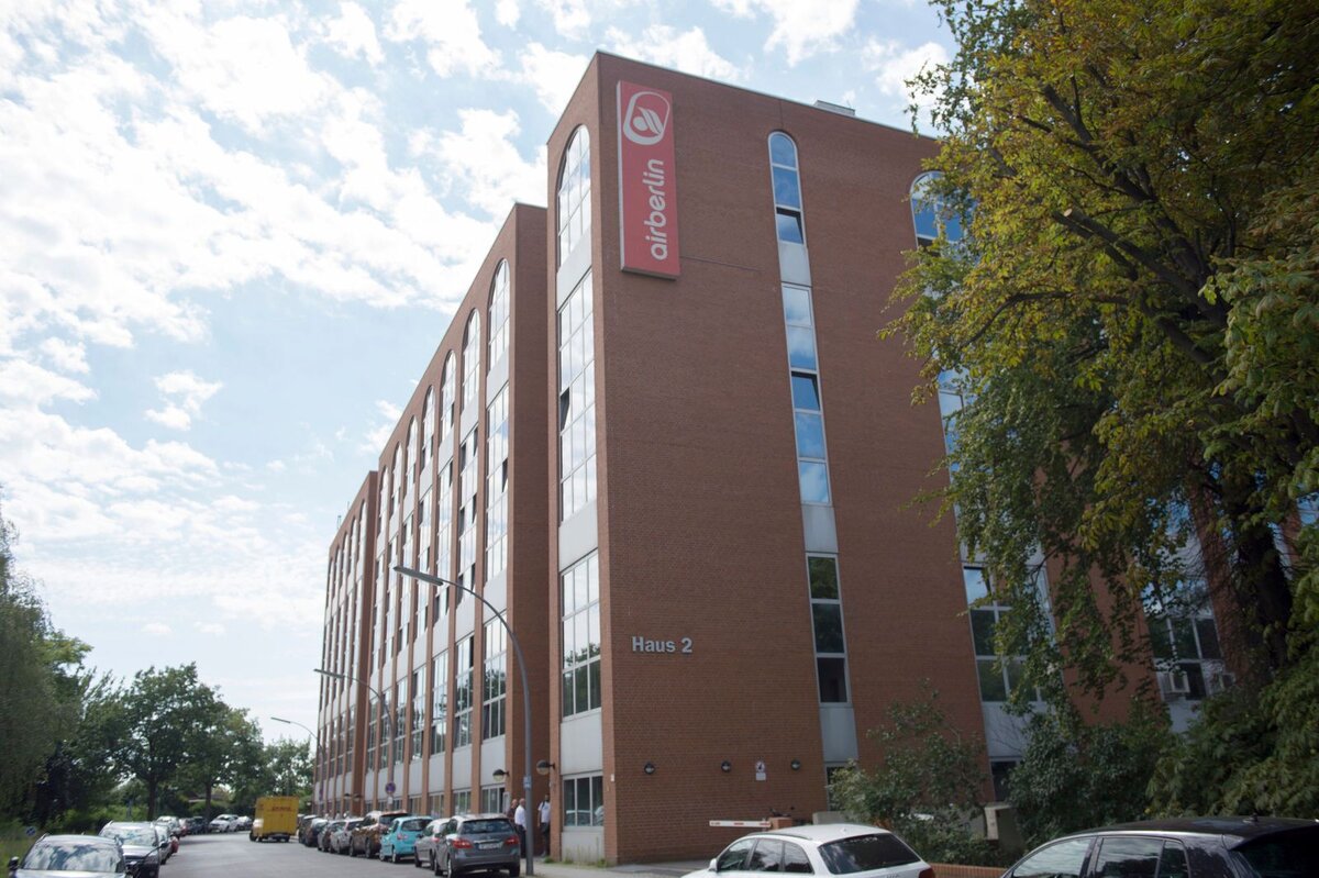 Der ehemalige Firmensitz von Air Berlin (2017): Eine Berliner Grundschule zieht wegen Schimmels in das teure Bürogebäude um Foto: Paul Zinken / picture alliance / dpa