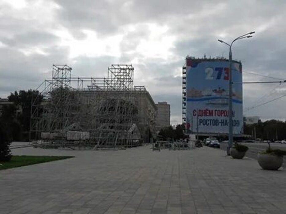    На Театральной площади в Ростове сегодня уже начали демонтировать подготовленную для праздничного концерта сцену.