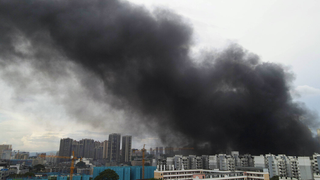 Здание горит. Пожар небоскреба в Китае. Пожар в небоскребе. Сгорел небоскреб. Высота сгорела