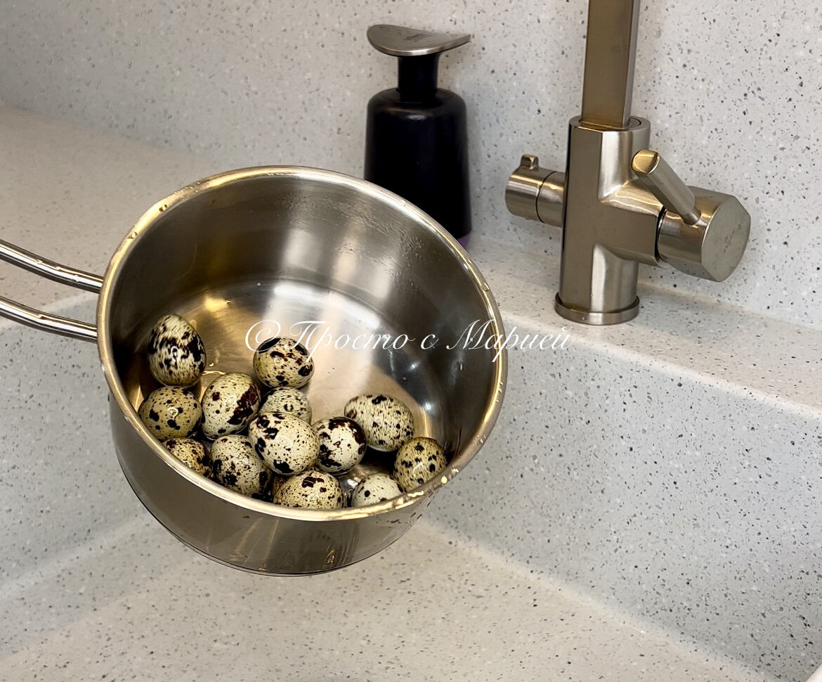 Яичная скорлупа перепелиная. Как почистить перепелиные. Как почистить перепелиные. Перепелиное яйцо при сахарном диабете. Сковорода для перепелиных яиц.