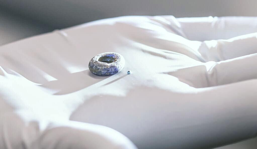    Крошечные бусины из Малави: обнаружить их в земле было вовсе не простой задачей / © phys.org