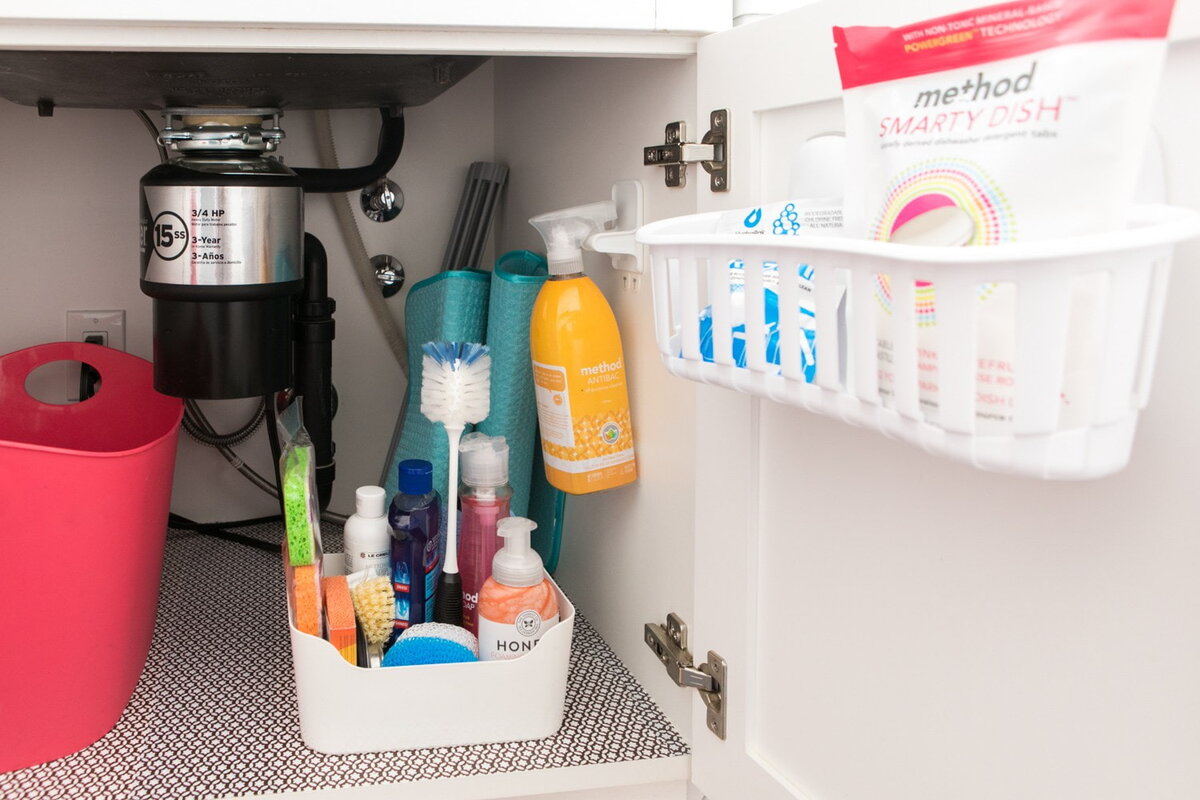 Под раковиной на кухне