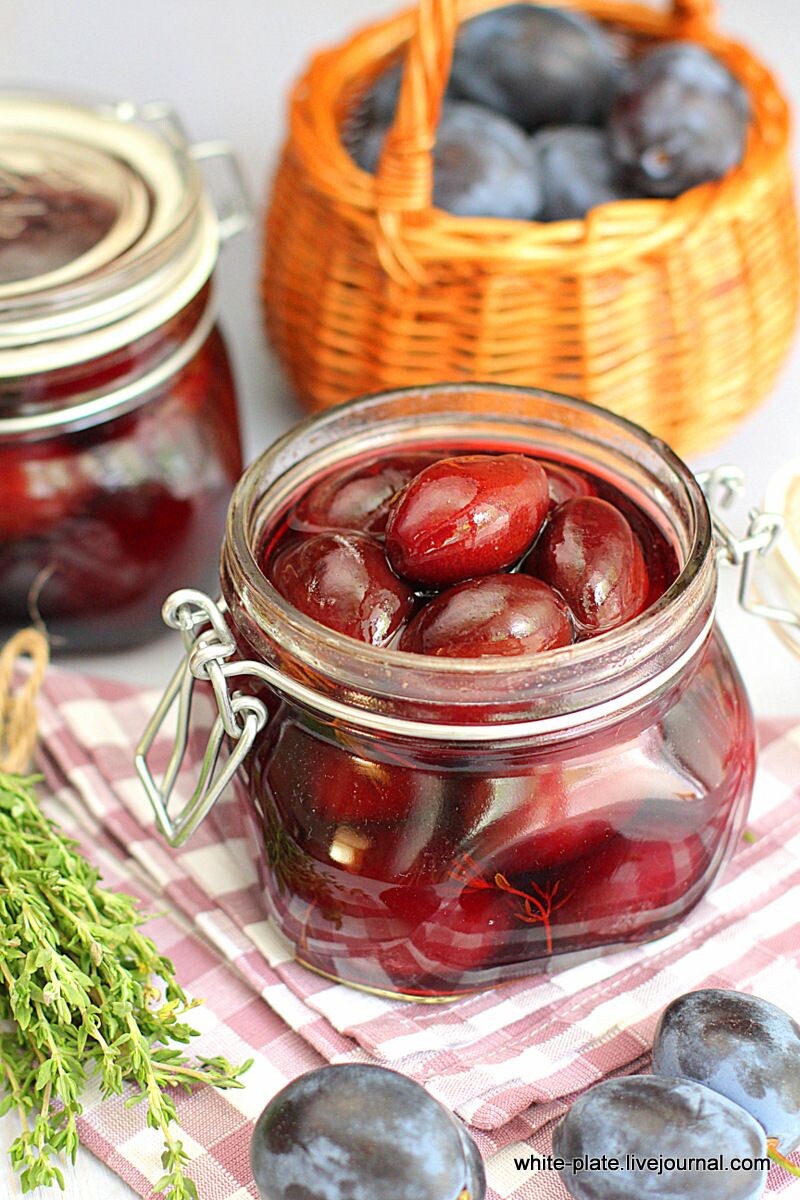Друзья, хочу поделиться невероятным рецептом маринованной сливы 🍑 🍑  на зиму! Эта пряная закуска отлично подойдет к новогоднему столу  и отлично сочетается с мясными блюдами, оттеняя их вкус! А как приятно открыть эту сливу и вдохнуть пряный аромат лета и фруктов.!!  Сейчас как раз появляется эта слива в продаже , кто то ее называет "Венгеркой", кто то просто черносливом. Ягоды нужны не крупные, чтобы промариновались и удобно было закусывать зимой)

📌 Рецепт расчитан  на 8 шт  банок по 0,5 литра.
Сливы потребуется 1,200 кг
Для маринада;
1,5 литра воды
0,5 ч.ложкм корицы
150 мл. яблочного уксуса

В чистые стерилизованные банки раскладываем вымытую сливу. На дно лоложить лавровый лист и 2 гвоздики, заливаем кипятком и оставляем на 20 минут прикрыв крышками.
В кастрюлю влить воду , добавить сахар , корицу и закипятить. После закипания добавить уксус и довести до кипения еще раз. Слить из банок воду и залить кипящим рассолом, закатать банки и укутать, до полного остывания! Поверьте это очень вкусно и эффектно выглядит зимой!!
Таким способом можно мариновать и вишню)