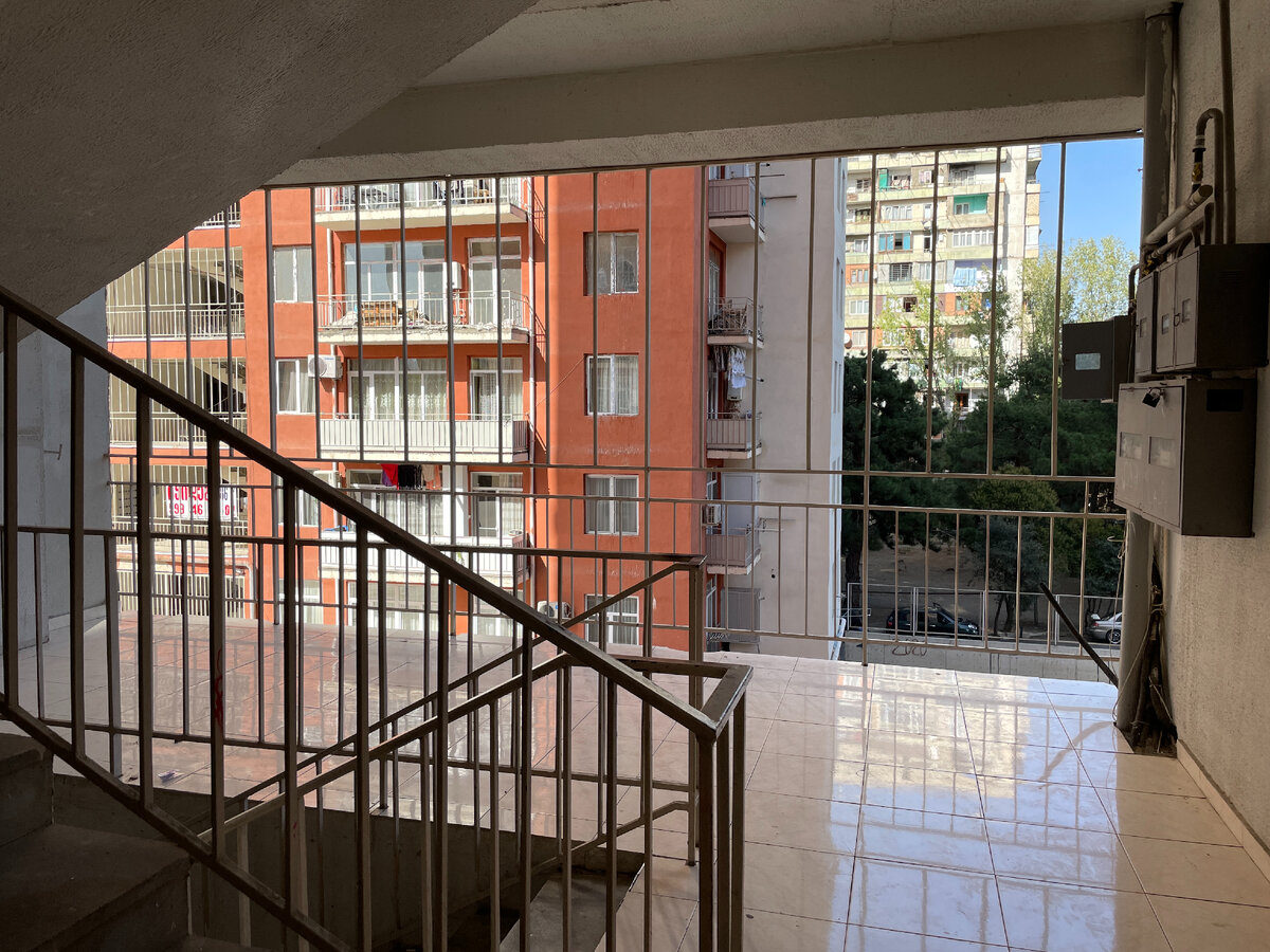 На лестнице