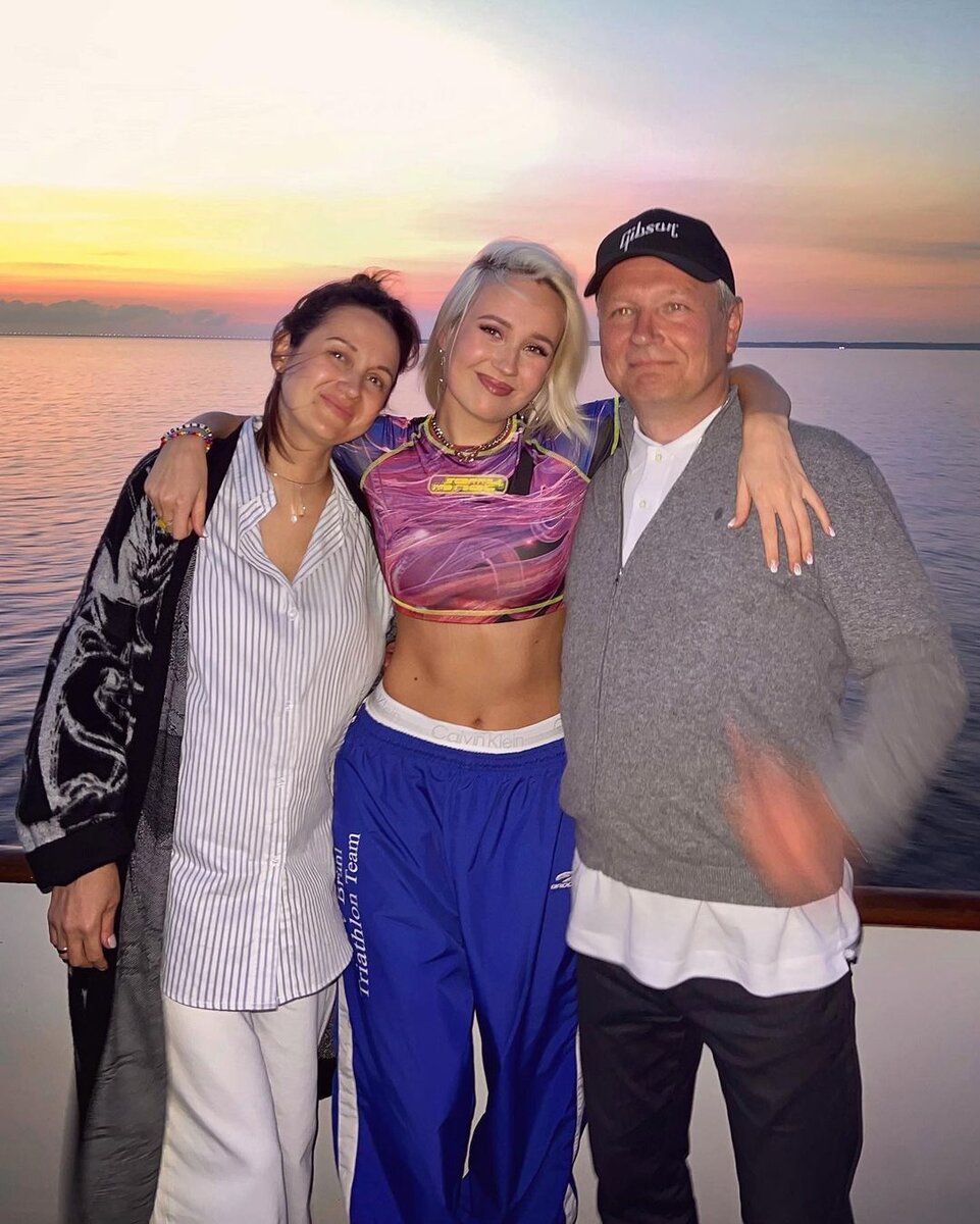 Клава Кока с родителями 