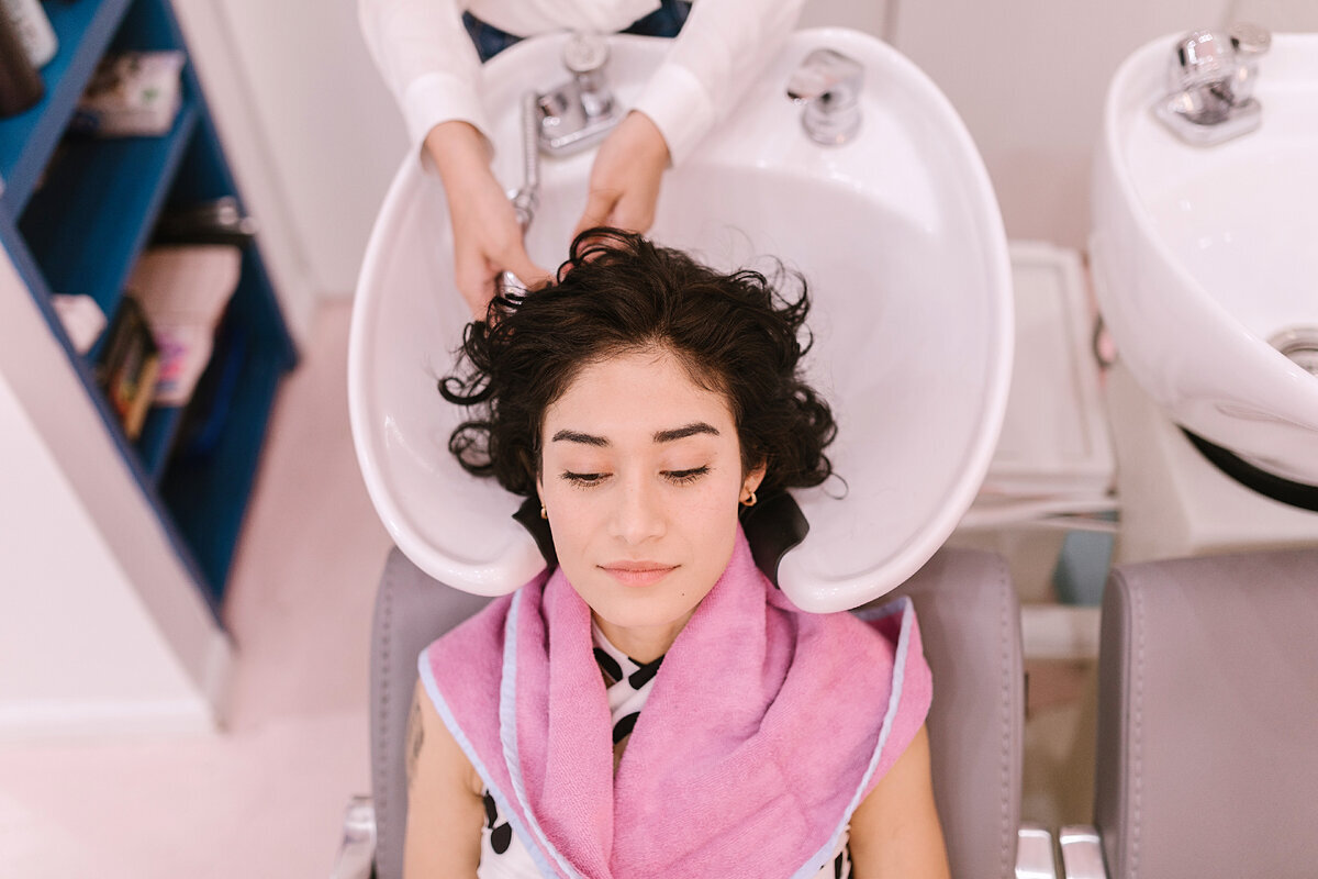 Кератин, ботокс, ламинирование: всё о салонных процедурах для волос и уходе после них