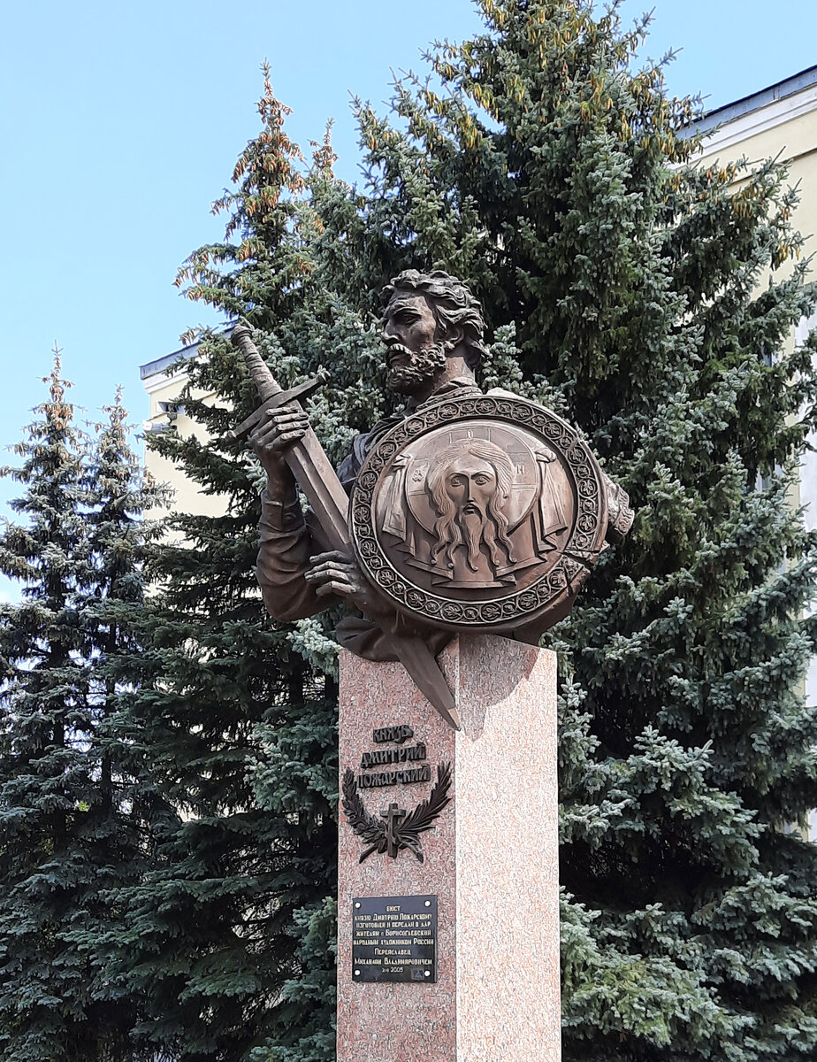Бюст Дмитрия Пожарского рядом с Борисоглебским монастырем близ Ростова Великого