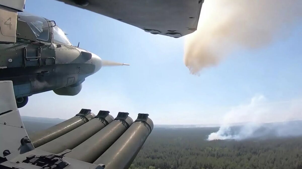 Ударный вертолет Ка-52 ВС России наносит авиаудар по опорным пунктам ВСУ. Архивное фото 
