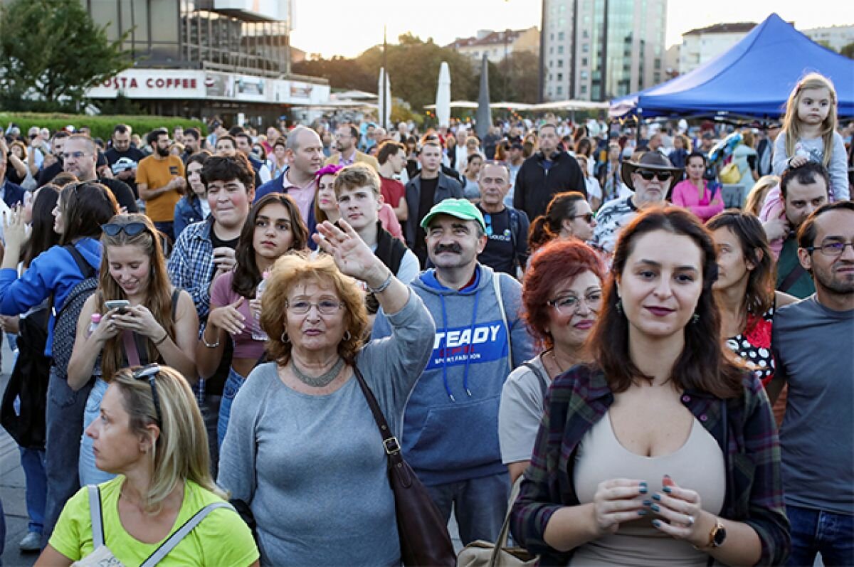    Люди на предвыборном митинге партии «Мы продолжаем перемены» (ПП) перед досрочными выборами 2 октября в Софии, Болгария, 30 сентября 2022 г.