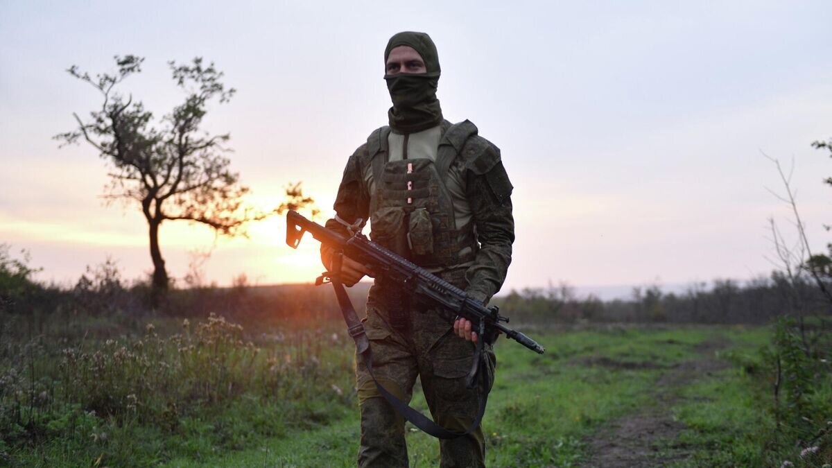    Боец Народной милиции ЛНР в районе села Спорное в ДНР© РИА Новости / Виктор Антонюк